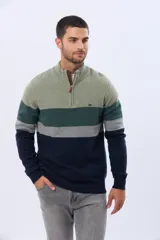 Buzo tejido de punto con diseño de rayas horizontales en tonos verde, gris y azul. Presenta cuello alto con cierre frontal parcial y detalle en material tipo gamuza en la solapa del cierre.