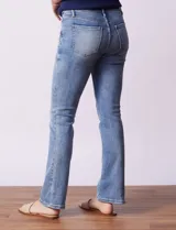 Jean de corte recto, color azul lavado, con cierre frontal y botón metálico. Presenta bolsillos funcionales en la parte delantera y trasera, con costuras reforzadas y pasadores para cinturón en la cintura.