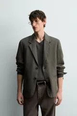 Blazer regular fit de lino en color verde militar, con cuello de solapas de muesca, cierre frontal de un botón y bolsillos de vivo en la cadera.