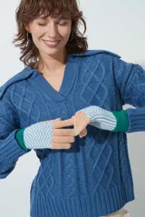 Guantes con dedos, color gris, con puño amarillo y diseño geométrico en blanco y negro.