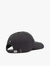 Gorra de béisbol de seis paneles Tommy Hilfiger, confeccionada en algodón con efecto desteñido. Presenta ojales de ventilación, botón superior, hebilla de ajuste metálica en la parte trasera y logo de la marca bordado en el frente.