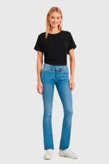 Pantalón de jean azul con corte recto y tiro medio, cuenta con bolsillos laterales y traseros.