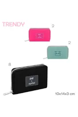 Billetera negra con cierre perimetral plateado y parche frontal con texto en azul y blanco que dice "LOVE & MANIFEST".