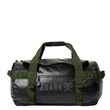 Bolso de viaje tipo duffle negro con detalles en verde, marca Roark, modelo Pony Keg 60L. Tiene doble asa de mano con agarre acolchado, correa de hombro ajustable y extraíble, bolsillo frontal con cierre y logo estampado. Se puede usar como bolso de mano o como mochila.