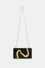 Bolso tipo clutch negro de formato rectangular con diseño rígido, adornado con un detalle metálico dorado de líneas onduladas en el frente. Cuenta con un cierre imantado y una correa de cadena metálica fina y dorada para llevar al hombro o cruzada.