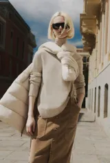 Sweater beige melange de cuello alto, tejido de punto liso y corte clásico.