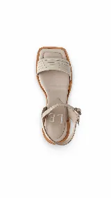 Sandalias de taco cuadrado y puntera cuadrada, con tiras delanteras múltiples y tira ajustable al tobillo con hebilla metálica.