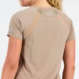 Remera deportiva color beige con logo New Balance estampado en naranja en el pecho.