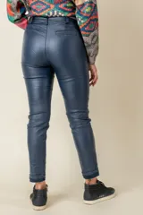 Pantalón de eco-cuero color camel, tiro alto, corte recto y flexible.