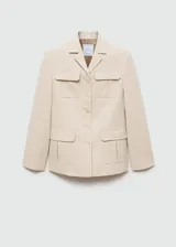 Chaqueta de corte recto con tejido de espiga, cuello de solapa con muesca, cierre frontal con botones y cuatro bolsillos de solapa en la parte delantera.