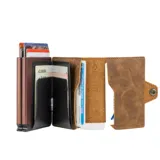 Billetera de cuero color marrón claro con sistema de apertura automática para tarjetas.