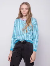 Sweater de tejido de punto con diseño jaquard de ondas en color celeste y blanco.