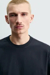 Camiseta de corte regular, con cuello redondo y manga corta, perteneciente a la colección especial Origins.