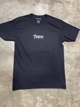 Remera negra de algodón con estampado frontal de la palabra "Tupac" en tipografía gótica blanca.