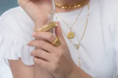 Anillo dorado de acero con dos hileras de circonias.