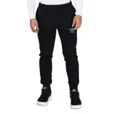 Pantalón de jogging Umbro confeccionado en felpa, color negro, con ajuste elástico en la cintura y puños en los tobillos. Presenta el logo de la marca bordado en la pierna izquierda.