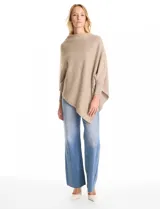 Poncho de tejido con lurex, de corte asimétrico y cuello recto. Presenta mangas tipo japonesa con puños acanalados.