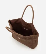 Bolso de playa marrón de Bossa Nossa, confeccionado en papel trenzado con formato rectangular, asas de hombro y detalle metálico dorado con logo en el frente.