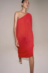 Vestido midi de punto rojo, amplio y de diseño asimétrico con un solo hombro y una manga corta.