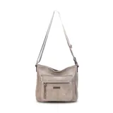 Bandolera morral color beige de símil cuero, con apertura superior con cierre. Cuenta con dos bolsillos frontales con cierre, un bolsillo trasero con cierre y tres bolsillos internos con división y cierres. Incluye una correa de galón regulable a tono.