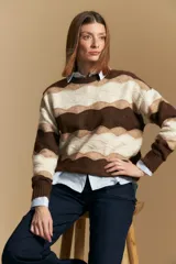 Sweater de tejido tramado con diseño de bloques ondulados en tonos tierra. Presenta cuello redondo, mangas largas y un calce relajado.