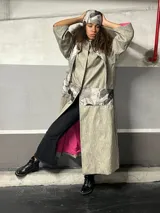 Tapado largo color beige con estampado de geishas, cuello tipo camisa con volados de tul negro, mangas 3/4 amplias y bolsillos laterales.