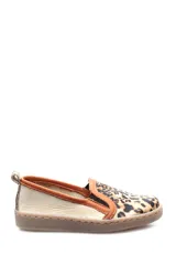 Panchas de cuero color beige con estampado animal print de leopardo y elásticos laterales.