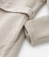 Saco de polivelour color beige, con cuello de piel sintética desmontable, manga larga y cinturón para lazo.