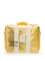 Bolso tipo duffel de cuero dorado con estampado de texto en negro y asas de lona blanca con rayas doradas.