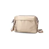 Bandolera de nylon color azul marino, con correa ajustable de cinta bicolor, múltiples bolsillos frontales con cierre y compartimento principal con organizadores internos.