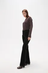 Pantalon de jean negro de tiro alto, con corte flare y bolsillos laterales.