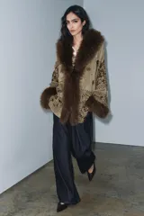 Kimono de la colección ZW de Zara, confeccionado en tejido satinado color beige con bordados intrincados, abalorios y aplicaciones de pelo sintético a contraste en cuello y puños.