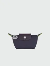 Monedero Longchamp modelo Le Pliage Green, color violeta con detalles en marrón y verde. Presenta cierre con broche a presión y llavero con logo de la marca.