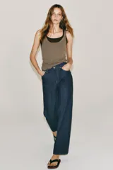 Jeans wide leg de tiro alto en color azul oscuro, con trabillas en la cintura, diseño de cinco bolsillos, nervios delanteros marcados y pespuntes a contraste. Cuenta con cierre frontal de cremallera y botón metálico.