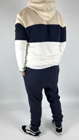 Canguro con capucha color beige, azul marino y blanco, con bolsillo tipo canguro y cordones ajustables.