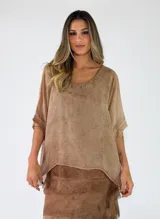 Blusa de viscosa color chocolate, de corte holgado, mangas cortas amplias y escote redondo.