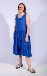 Vestido midi azul eléctrico, sin mangas, con escote redondo y diseño de volados en capas en el ruedo.