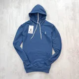 Canguro azul con capucha y cordones blancos, bolsillo tipo canguro y logo bordado en el pecho.