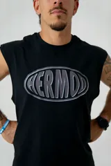 Musculosa negra de algodón elastizado con corte boxy y estampado frontal con el logo de la marca.