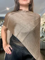 Capa de lurex color negro, talle único.