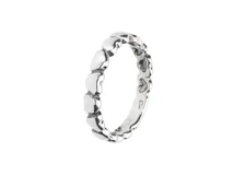 Anillo de plata 925 con diseño de corazones.