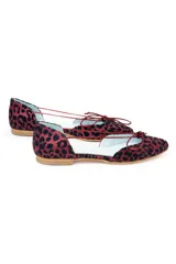 Bailarinas de raso flocado color granate con estampado animal print, aberturas laterales y cordones finos del mismo tono. Incluyen plantilla de piel y plantilla extra de lana intercambiable.