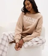 Buzo de algodón con felpa, color beige, de corte regular, cuello redondo y manga larga con puños ajustados. Presenta un estampado frontal con la frase 'Offline but not out of touch'.