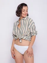 Bombacha de bikini blanca de corte clásico.