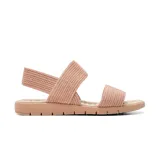 Sandalia plana color rosa con tiras elásticas cruzadas de tejido texturizado y suela cómoda.