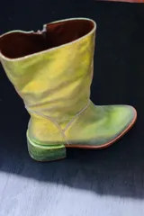 Botas de caña media de cuero marrón oscuro, con taco cuadrado forrado con estampado de serpiente y cierre lateral.