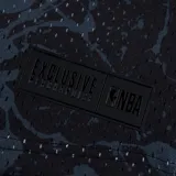 Musculosa de básquet negra con estampado abstracto en gris y rojo. Incluye el nombre "Chicago" y el número "8" en rojo con borde blanco.