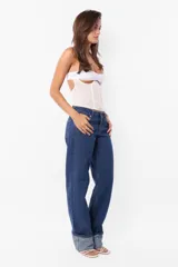 Corset blanco de microtul en el cuerpo y microfibra en el busto, con sustracción debajo del busto y frunce. Tiene ganchos lenceros en la espalda, ballenas con refuerzo en los recortes y terminaciones con elástico.