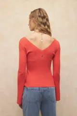 Top negro de tejido de punto, ceñido al cuerpo, con escote en V tanto delante como en la espalda y mangas largas acampanadas.