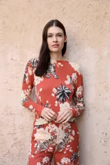 Sweater de cashmere color ladrillo con estampado de tigres, palmeras y flores.